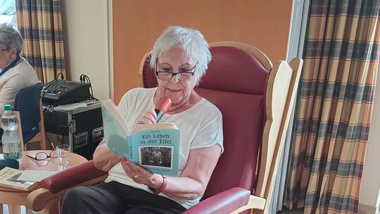 Inge Arenz liest aus ihren Büchern im Seniorenzentrum Kaisersesch.