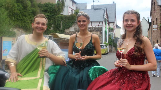 Die neuen Weinmajestäten von Briedel von links nach rechts: Bacchus Alex, Weinkönigin Anastasia und Weinprinzessin Lisa.
