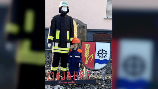 Der „Feuerwehrmann Sam und sein Kumpel“ laden auf charmante Weise in der Ortsmitte von Freilingen die Bevölkerung zur Geburtstag