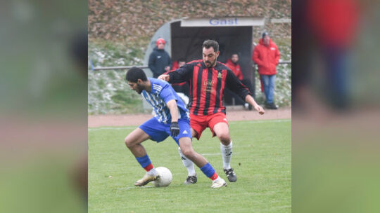 Wechselt innerhalb der A-Klasse: Ufuk Aliakar (rote Hose), der den VfL Simmertal in der Landesliga trainierte, verlässt den Flac