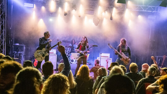 Die Dirty Denims aus den Niederlanden heizten den Rock-im-Daal-Fans nach Mitternacht noch einmal tüchtig mit traditionellem Rock