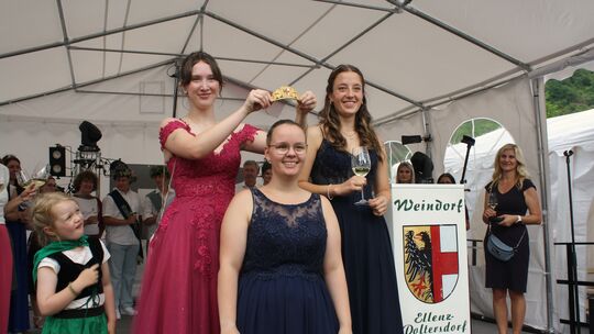 Im Rahmen einer offiziellen Amtseinführung krönte die scheidende Weinkönigin Johanna Fischer ihre Nachfolgerin Pia Lenz zur neue