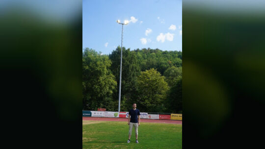 Helge Lippert begutachtet die neue Beleuchtung im Stadion. Helge Lippert begutachtet die neue Beleuchtung im Stadion.