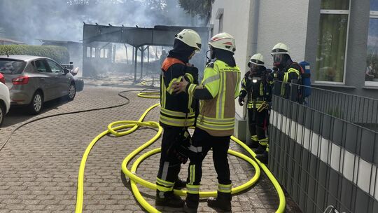 In der Westerwaldstraße in Höhr-Grenzhausen ist am Sonntagnachmittag ein Carport abgebrannt. Ein Übergreifen der Flammen auf ein