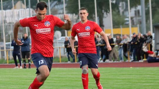 Daniel Römer (links) war wie so oft nicht zu bremsen: Der Linksaußen der SG Liebshausen traf dreimal beim 4:3-Testspielsieg sein