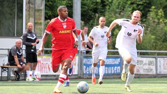 Mayens Kevin Cabello (links) und seine Teamkollegen fuhren gegen die SG Ellingen um Neuzugang Daniel Herbst den ersten Testspiel Mayens Kevin Cabello (links) und seine Teamkollegen fuhren gegen die SG Ellingen um Neuzugang Daniel Herbst den ersten Testspiel