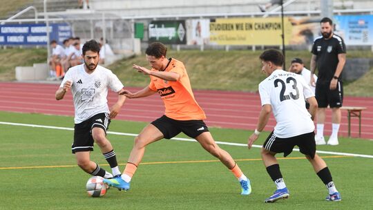 Mirko Kerch (in Orange) verkürzte für den TuS Montabaur zwar auf 2:4, letztlich aber behielt Rheinlandligist TuS Immendorf zum T