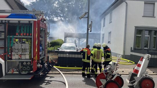 In der Westerwaldstraße in Höhr-Grenzhausen brannte am Sonntagnachmittag ein Carport ab. Der Eigentümer wurde leicht verletzt, a