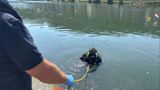 Regelmäßig proben die Wasserretter der Feuerwehr die Einsätze. Hier üben Taucher im Bereich der alten Layer Fähre auf der Gülser