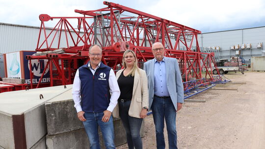 Peter Iselborn (von rechts), Julia Iselborn und Geschäftsführer Christian Hamburger auf dem Bad Kreuznacher Firmengelände.