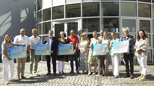 Voller Vorfreude präsentierten die Sponsoren, die Stadt Idar-Oberstein mit Kulturamt und Darstellende die Plakate zum diesjährig Voller Vorfreude präsentierten die Sponsoren, die Stadt Idar-Oberstein mit Kulturamt und Darstellende die Plakate zum diesjährig