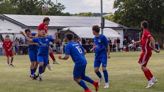 Der A-Ligist SV Masburg (in Blau) machte im Endspiel um den Pokal der Verbandsgemeinde Kaisersesch in Hambuch einen 0:2-Rückstan