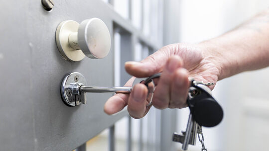 Gegen acht Bedienstete der Justizvollzugsanstalt Rheinbach bei Bonn wird derzeit ermittelt. Sie sollen gegen Bezahlung Handys un