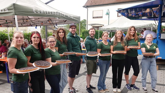 Die „Brötchesmädchen“ servierten den Maubichkuchen mit Unterstützung von Schützenkönig Clemens Queckenberg (5. von links) und Ha Die „Brötchesmädchen“ servierten den Maubichkuchen mit Unterstützung von Schützenkönig Clemens Queckenberg (5. von links) und Ha