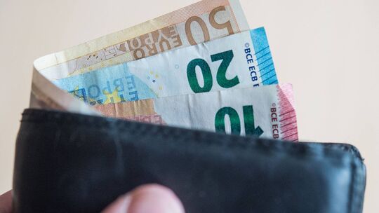 Zwischen der gesetzlichen Rente und den Pensionsansprüchen von Top-Beamten bestehen große Unterschiede. Diese rühren aus der bes