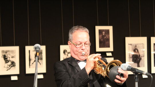 Mit rauchig kräftiger Stimme und Trompetenspiel wie einst Louis Armstrong: Gregor Groß adaptierte unter anderem den afroamerikan