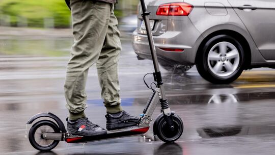 E-Scooter müssen laut Verkehrsordnung auf Radwegen fahren. Stehen diese nicht zur Verfügung, gehören die Kleinstfahrzeuge auf di
