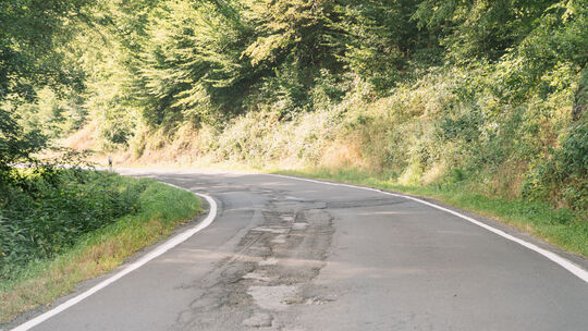 Die Straßenschäden auf der Kreisstraße 9 zwischen Seelbach und Flammersfeld sind nicht zu übersehen. Die Randmarkierungen wurden