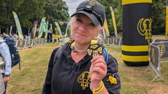 Ein unglaublicher Moment für Yvonne Schmidt: Sie hat es geschafft, ist 100 Kilometer am Stück gelaufen. Der erste Mammutmarsch ü