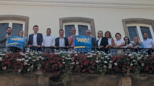 Siegens Stadtbürgermeister Tristan Vitt (3. von links) und die Organisatoren sowie Sponsoren freuen sich auf das Stadtfest Ende