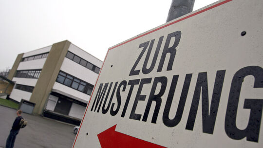 Hier geht’s zum Bund: Mit der Rückkehr des (freiwilligen) Wehrdienstes wird auch die Musterung wieder zu einem Thema für viele j Hier geht’s zum Bund: Mit der Rückkehr des (freiwilligen) Wehrdienstes wird auch die Musterung wieder zu einem Thema für viele j