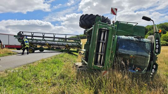 In der engen Kurve kam die schwere Erntemaschine von der Fahrbahn ab und kippte in die angrenzende Wiese.