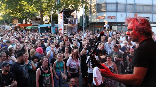 Metallica Revival Beroun lockte die Fans beim Deichstadtfest an.