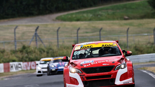 Nach einer verlängerten Winterpause feierte der Peterslahrer Rolf Weißenfels in der Rundstrecken Challenge Nürburgring seinen 50