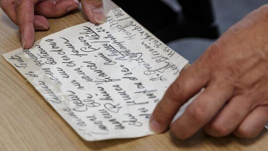 Was besagt die handgeschriebene Notiz, die in der am Rheinufer in Oberwesel entdeckten Flaschenpost war?