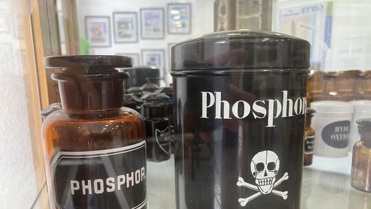 Das Phosphor-Gefäß mit dem Totenkopf drauf in der Vitrine am Eingang des Museums der Stadt Bad Breisig gibt gleich den Ton der n Das Phosphor-Gefäß mit dem Totenkopf drauf in der Vitrine am Eingang des Museums der Stadt Bad Breisig gibt gleich den Ton der n