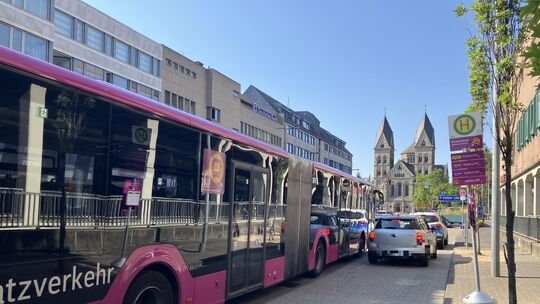 Der Streifen vor dem Löhr-Center ist fast nie ganz frei. Aber zu größeren Problemen für die Busse ist es bisher nicht gekommen.