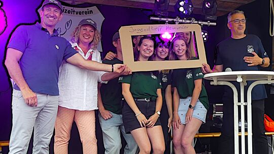 Gar nicht bierernst war der 50. Geburtstag des Jugendtreff Heimweiler zu dem VG-Bürgermeister Thomas Jung (von links), Landrätin