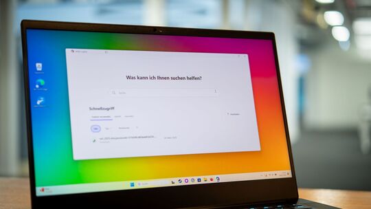 Ein Laptop mit Windows 11 und Microsoft Copilot Ein Laptop mit Windows 11 und Microsoft Copilot