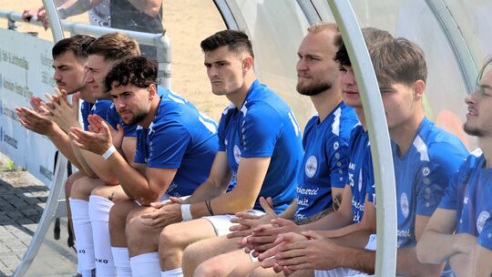 Mit großem Kader und vollbesetzter Bank wie hier beim Test gegen gegen Liga-Konkurrent Mülheim-Kärlich (2:2) lässt sich viel tes