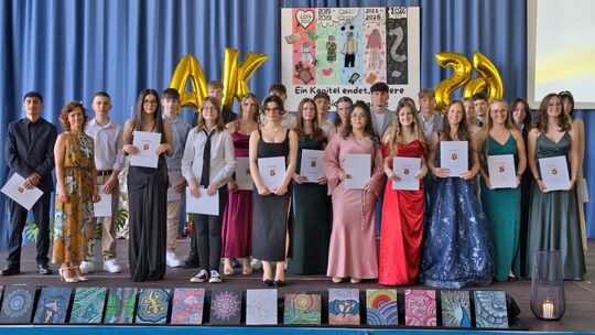 Über ihren Qualifizierten Sekundarabschluss I freuen sich die Schüler der Klasse 10a mit ihrer Klassenleitung Sandra Peifer.