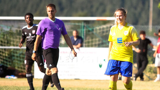 Tim Brzeske (links) pfiff das Testspiel, in dem Eva Werner für die SG Auderath/Alfen zweimal gegen die Spvgg Cochem II traf beim