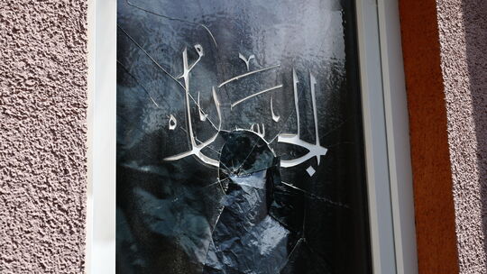 Auf den Fenstern der Tahir-Moschee in Koblenz stehen viele Eigenschaften, die Allah im Koran zugeschrieben werden.