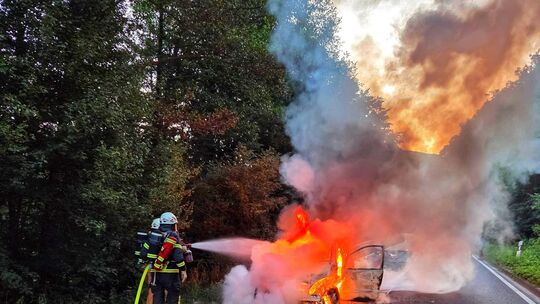 Unter schwerem Atemschutz gingen die Feuerwehrkräfte gegen die meterhohen Flammen und die starke Rauchentwicklung vor.