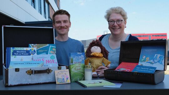 Der Trostkoffer soll Kindern und Familien bei der Trauerbewältigung helfen. Daniela Kiefer-Fischer (rechts) vom Verein For You a