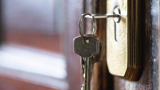 Schlüssel an einer Wohnungstür: Auch in Koblenz denken viele Vermieterinnen und Vermieter darüber nach, zu verkaufen.