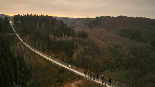 Die Geierlay Hängeseilbrücke in Mörsdorf im Hunsrück ist eine bekannte Touristenattraktion in der Region. Dabei scheint sie auch