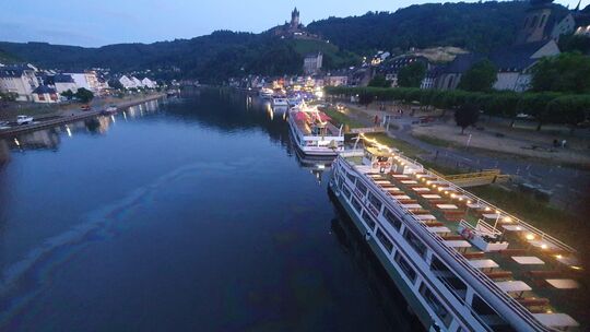Der Ölfilm auf der Mosel beim Cochemer Schiffsanleger ist am Montagabend deutlich zu sehen. Die Feuerwehr reagierte rasch mit Öl
