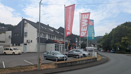 Unweit des Rewe-Marktes in Mudersbach wurde ein 17-Jähriger von einer bislang unbekannten Person angegriffen.
