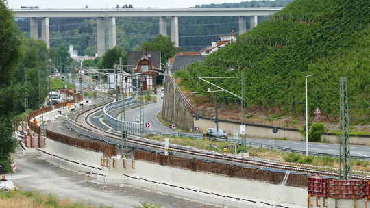 Insgesamt 900 Meter lang soll die Spundbohlenwand bei Heimersheim einmal werden.