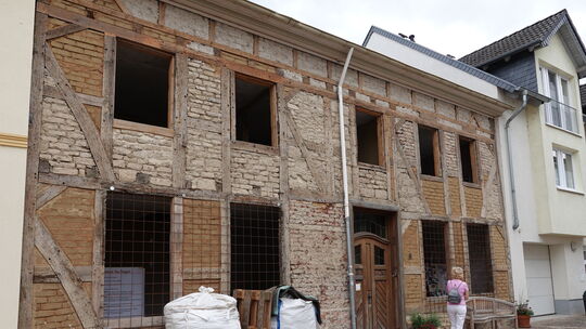 Dieses Haus in Ahrweiler erzählt mithilfe von Infotafeln in den leeren Fenstern inzwischen seine Geschichte.