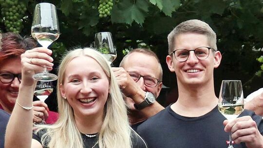 Weinkönigin Antonia Boden und Bacchus Thomas Emmerich repräsentieren den Leutesdorfer Wein und ihre Heimat.