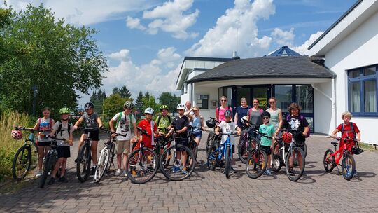 Gleich geht's los in Richtung Dörscheid: Die Fahrradtour ist nur eines von insgesamt 37 Projekten, die das Sommerferienprogramm