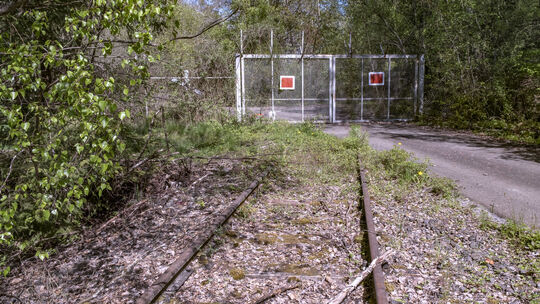 Abstellgleis ins Nirgendwo: Ein Abzweig der Hunsrückquerbahn führt zum ehemaligen Munitionsdepot Rheinböllen. 100 Meter hinter d Abstellgleis ins Nirgendwo: Ein Abzweig der Hunsrückquerbahn führt zum ehemaligen Munitionsdepot Rheinböllen. 100 Meter hinter d