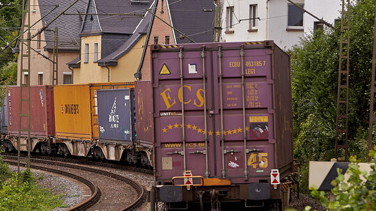 St. Goarshausen liegt an Europas meistbefahrener Güterzugstrecke. Für den Bau von Lärmschutzwänden reicht es doch allerdings nic