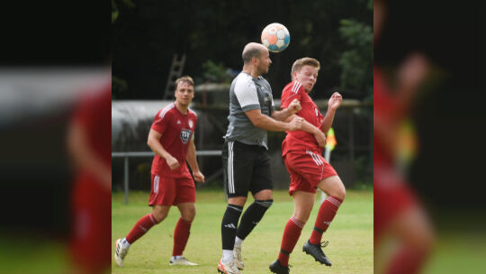 Die SG Hochstetten/Nußbaum (graue Trikots) und der TSV Langenlonsheim/Laubenheim sind die Exoten der B-Klasse Bad Kreuznach 2. S